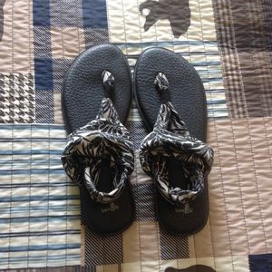 Women's yoga mat Sanuk sandals size 11